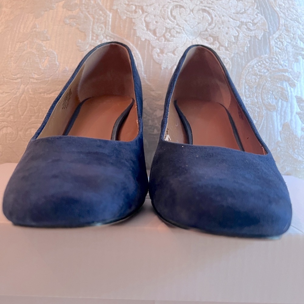 Halston Navy Blue Kid SuedeHeels Classic pumps in gorgeous blue color. Size 7 - Picture 3 of 12